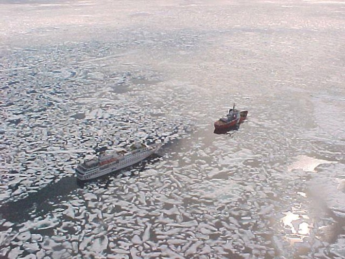 Hapag-Lloyd Kreuzfahrten meldet erfolgreichen Abschluss der
Arktis-Saison 2002: MS HANSEATIC bezwingt Nordwest-Passage, MS BREMEN
umrundet Spitzbergen.