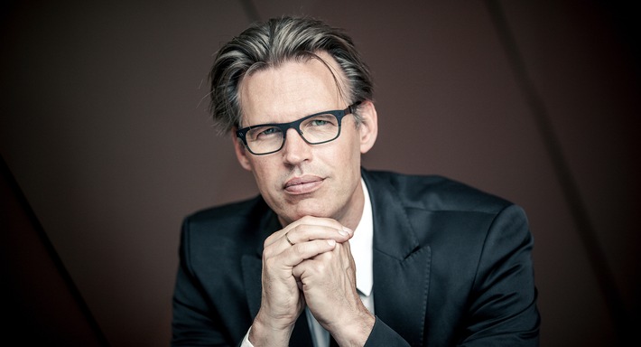 Klaas Stok bleibt bis 2025 Chefdirigent des NDR Vokalensembles