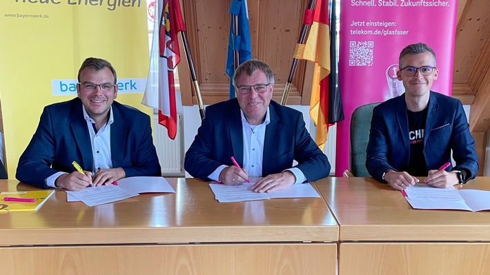 Der Markt Igensdorf, Bayernwerk und Telekom schließen Partnerschaft beim Infrastrukturausbau