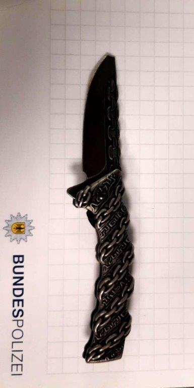 BPOL NRW: "Das ist nicht meine Weste" - Bundespolizisten stellen Einhandmesser sicher