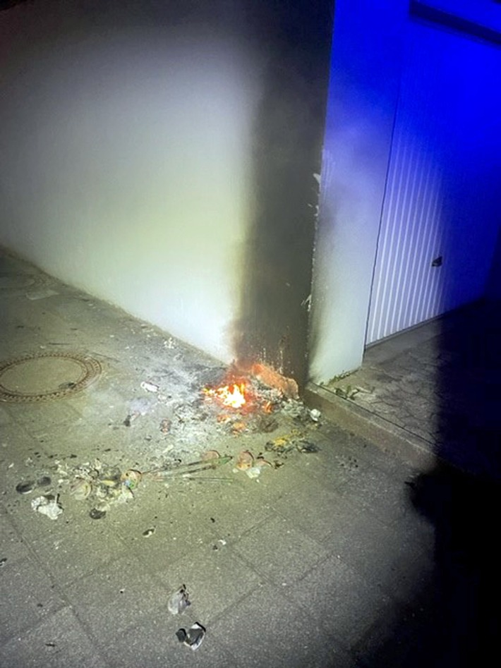 POL-ME: Müllsack in Brand gesetzt - die Polizei ermittelt - Langenfeld - 2207123
