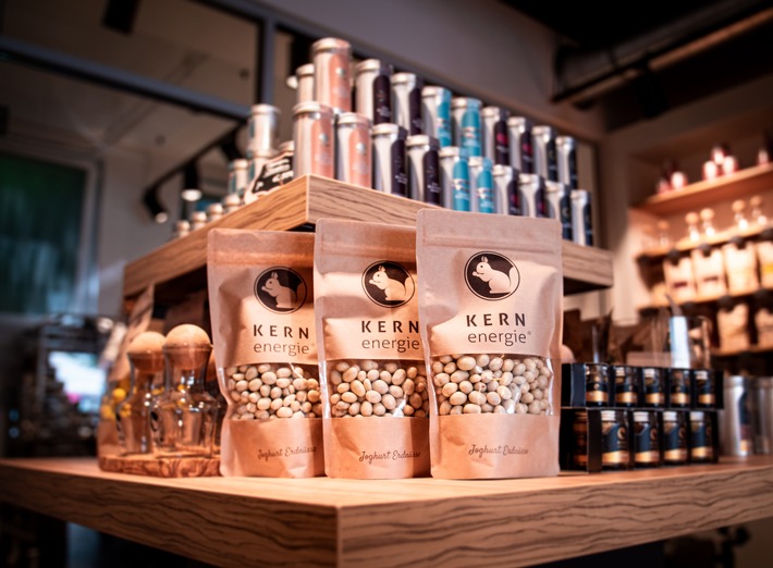 KERNenergie eröffnet neuen Store mit gläserner Chocolaterie in Hamburg