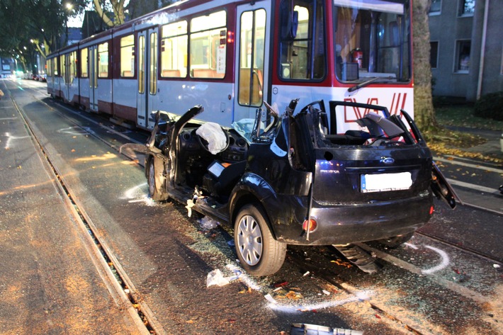 POL-DU: Marxloh: Frontalzusammenstoß zwischen Auto und Straßenbahn - 60-jährige schwerverletzt