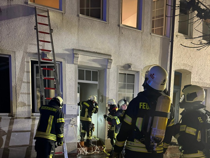 FW-AUR: Menschenrettung infolge selbstgelöschten Feuers