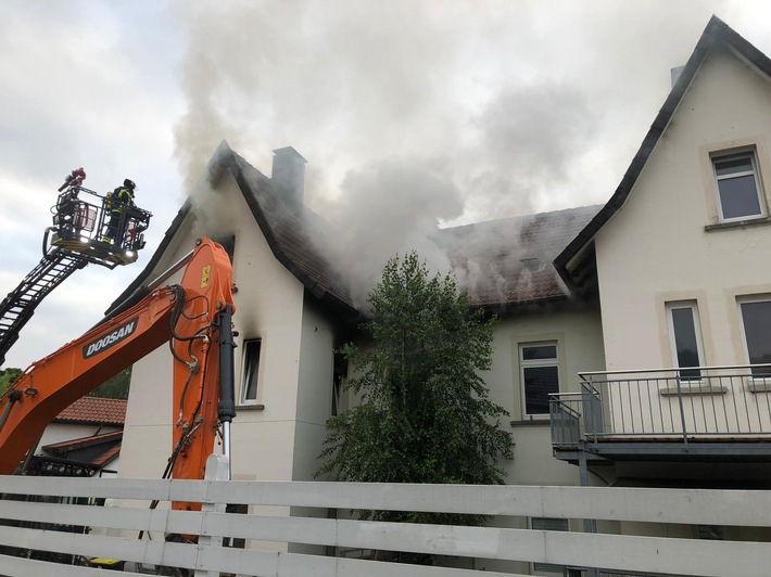 FW-DT: Feuer MiG - Schwarzer Rauch aus mehreren Fenstern