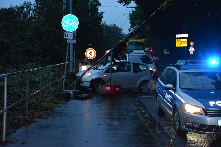 FW-MH: Verkehrsunfall legte den Straßenbahnverkehr still