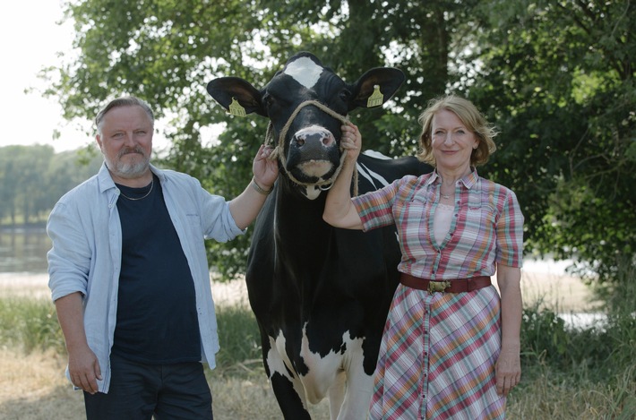 Das Erste / &quot;Die schönste Kuh der Welt&quot; (AT): Letzte Klappe für Dagmar Manzel, Axel Prahl und die schönste Kuh Brandenburgs in einer ARD-Degeto-Komödie