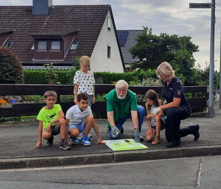 POL-WOB: Schulwegsicherung - Polizei und Verkehrswacht markieren gelbe Füße