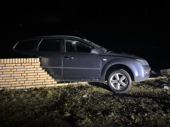 POL-DN: Betrunken in Mauer gefahren