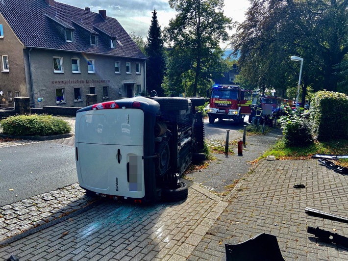 FW-EN: Verkehrsunfall auf der Zeppelinstraße: PKW lag auf der Seite - Fahrzeuginsassen waren eingeklemmt