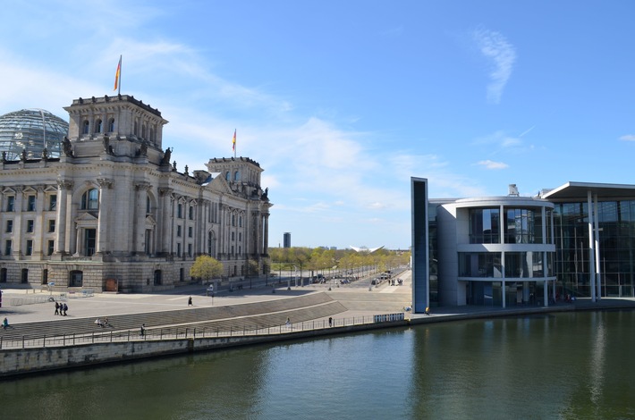 Reichtagsgebäude mit Paul-Löbe-Haus (c) AiF, Frauke Frodl.jpg