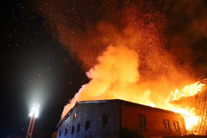 FW-SE: Feuer zerstört Wohnanlage