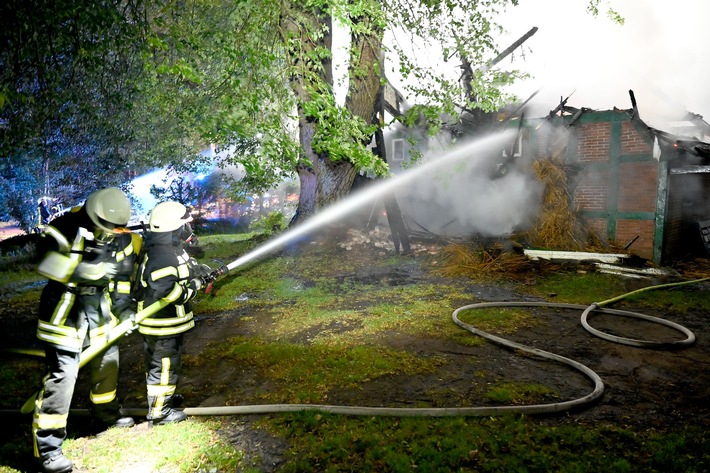 FW-RD: Borgdorf-Seedorf : Reetdachhaus niedergebrannt