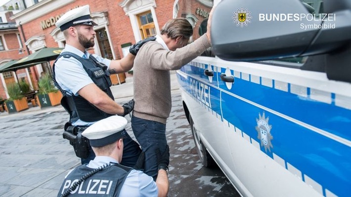 Bundespolizeidirektion München: Bedrohung mit Messer - Haftvorführung - Tritte