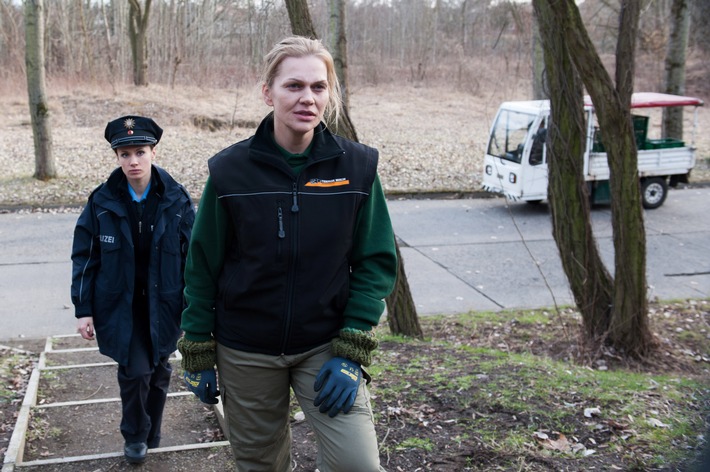 ZDF zeigt "Das Dorf der Mörder" nach einem Kriminalroman von Elisabeth Herrmann / Mit Anna Loos, Alina Levshin und Jürgen Tarrach (FOTO)