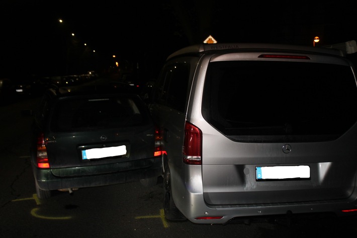 POL-DU: Marxloh: Opel-Fahrer verursacht Unfall und flüchtet - Zeugen gesucht
