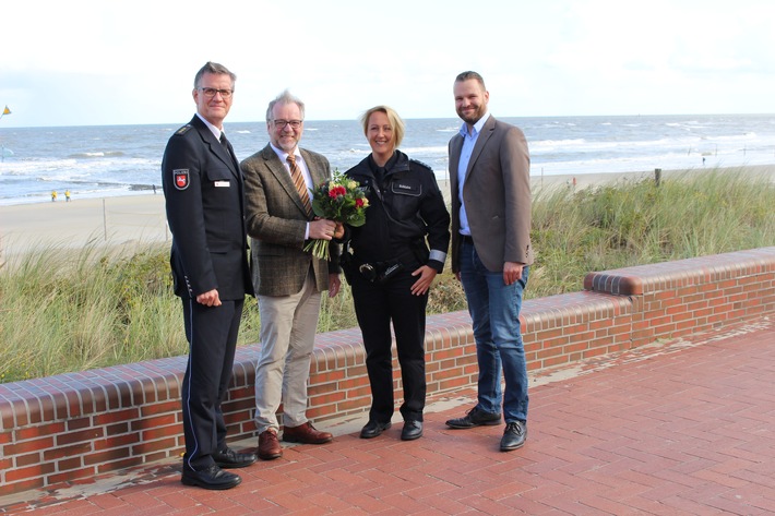 POL-WHV: Herzlich willkommen auf der Insel Wangerooge - Polizeipräsident Johann Kühme begrüßt Inselpolizistin Anke Schlake