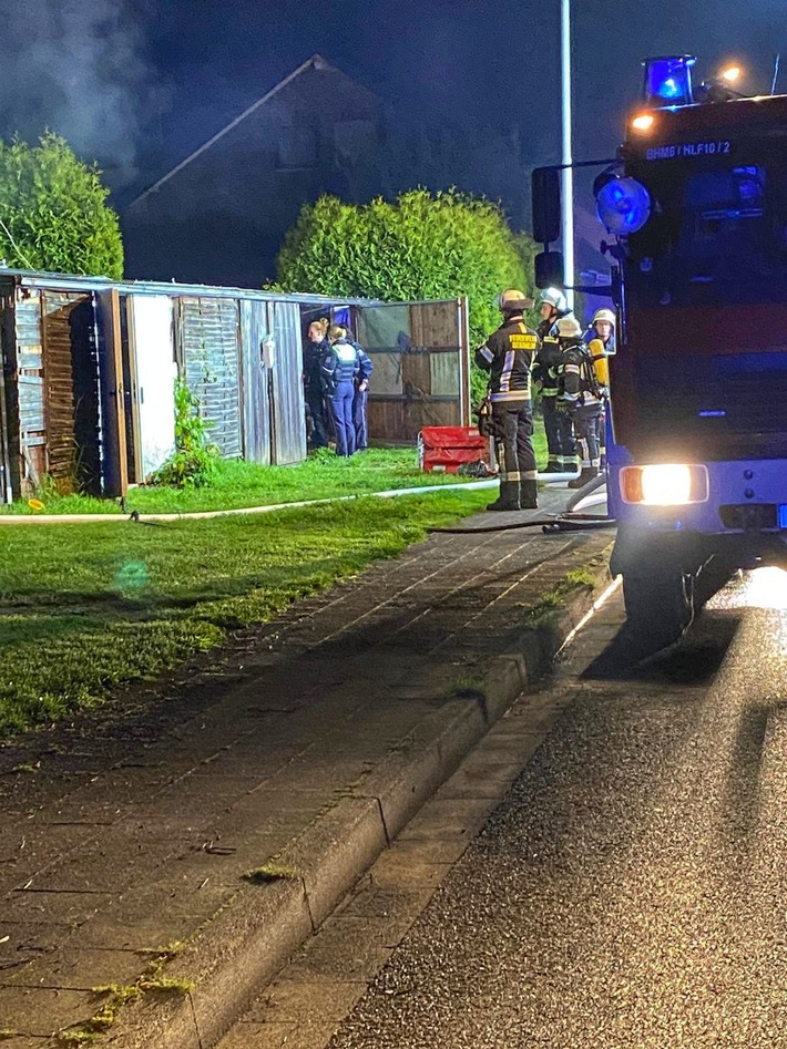 FW Bergheim: Feuerwehr löscht Gartenlaube in Bergheim