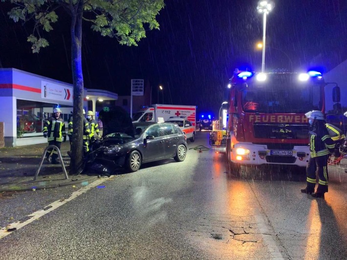 FFW Schiffdorf: Pkw prallt frontal gegen Baum