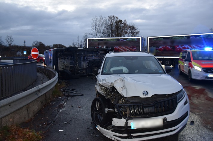 POL-HF: Transit überschlägt sich bei Unfall- Vorfahrt missachtet