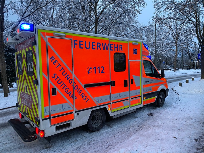 FW Stuttgart: Zwei Mädchen ins Eis eingebrochen - Mädchen mit Unterkühlungen in Stuttgarter Kinderklinik eingeliefert - Feuerwehr warnt vor dem Betreten von Eisflächen