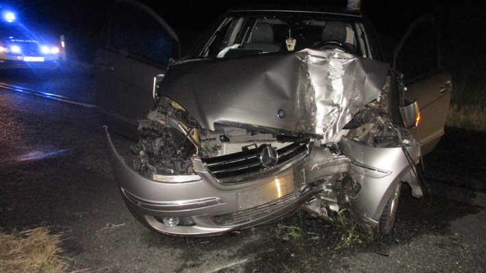 POL-HI: Pkw gegen Baum - Fahrzeugführerin wird schwer verletzt