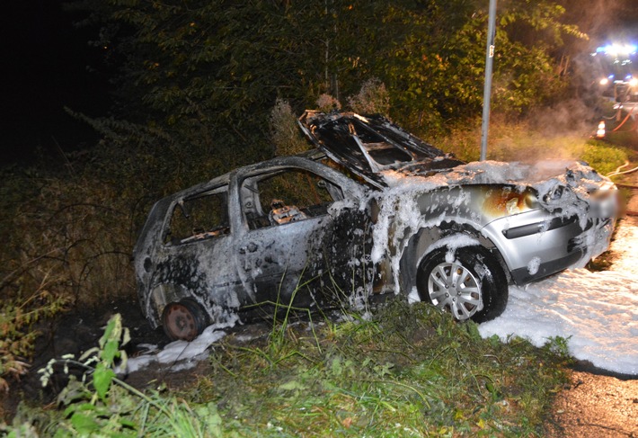 POL-HF: Auto geht in Flammen auf - Fahrer flüchtet zu Fuß