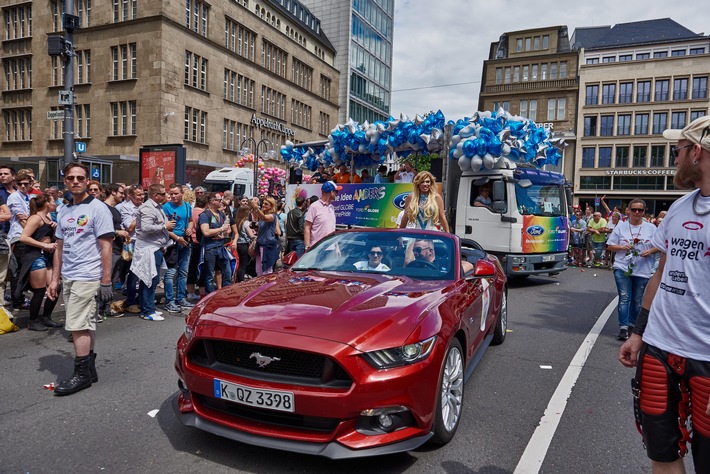 Ford Mustang im Christopher Street Day (FOTO)