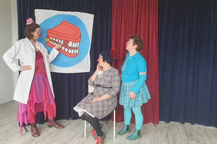 Clowns sagen: Zähneputzen ist cool / ROTE NASEN starten die neue Zahnputzshow für geflüchtete Kinder