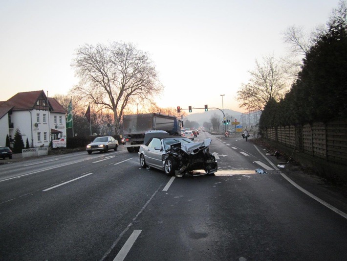 POL-NI: Schwerer Verkehrsunfall auf der B 83 Kreuzung Klein Eilsen