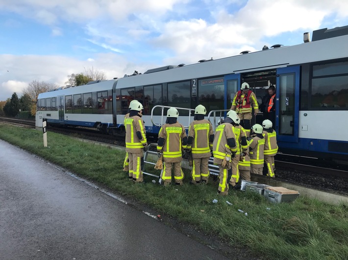 FW Grevenbroich: Radfahrer bei Kollision mit Regionalbahn tödlich verletzt / Mehrstündige Streckensperrung zwischen Neuss und Grevenbroich