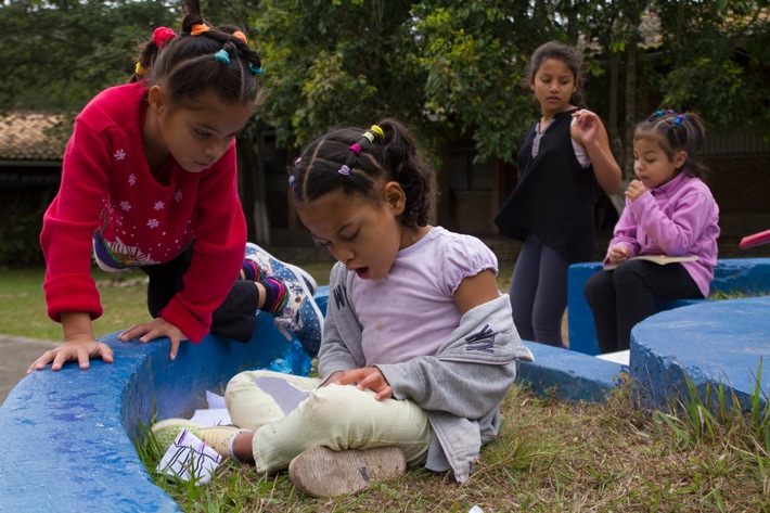 Unbeschwertes Spielen der Kinder im nph-Kinderdorf "Rancho Santa Fé", Honduras / Weltkindertag erinnert an die Rechte der Kleinsten / nph Kinderhilfe Lateinamerika e. V. schenkt Kindern ein geborgenes Zuhause / Weiterer Text über ots und www.presseportal.de/nr/104443 / Die Verwendung dieses Bildes ist für redaktionelle Zwecke honorarfrei. Veröffentlichung bitte unter Quellenangabe: "obs/nph Kinderhilfe Lateinamerika e.V./NPH-Honduras"