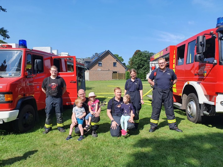 FW-KLE: Probesitzen im Löschfahrzeug / Freiwillige Feuerwehr Bedburg-Hau besucht den Kindergarten Lebenswiese