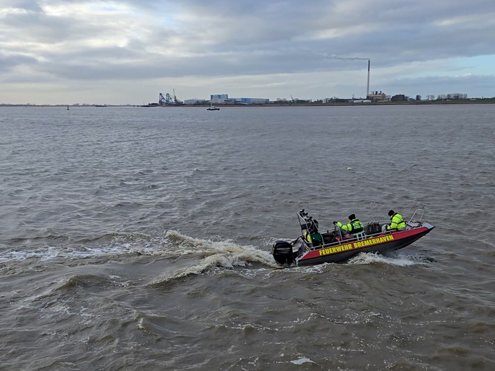 FW Bremerhaven: Alarmübung auf der Weser vor Bremerhaven