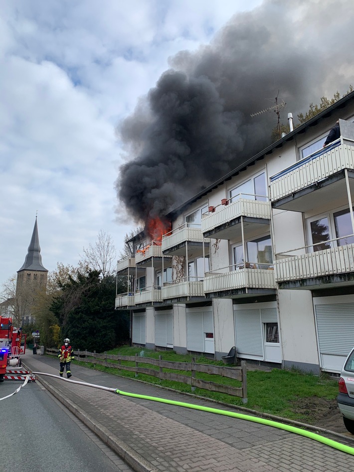 FW-Erkrath: Wohnungsbrand mit Menschenrettung - Eine verletzte Person