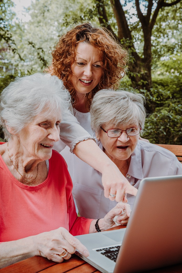 Abgehängt: Die zunehmende Digitalisierung von Dienstleistungen treibt Senioren in die Isolation / Online-Banking und Online-Terminvergabe mit drastischen Folgen