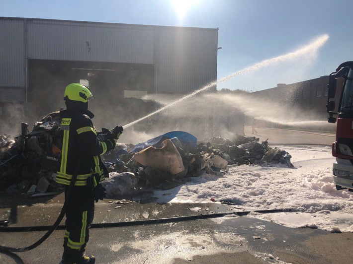 FW-OB: Müllbrand im Wertstoffhof