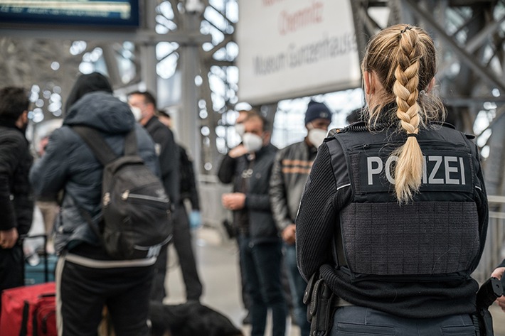 Bundespolizeidirektion München: Reiselustige Asylbewerber/ Bundespolizei bringt zwei Männer in Abschiebehaftanstalt