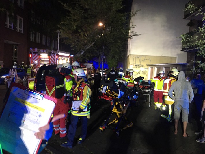 FW-BO: Gebäudebrand in der Bochumer Innenstadt: Zehn Bewohner über Drehleiter der Feuerwehr gerettet