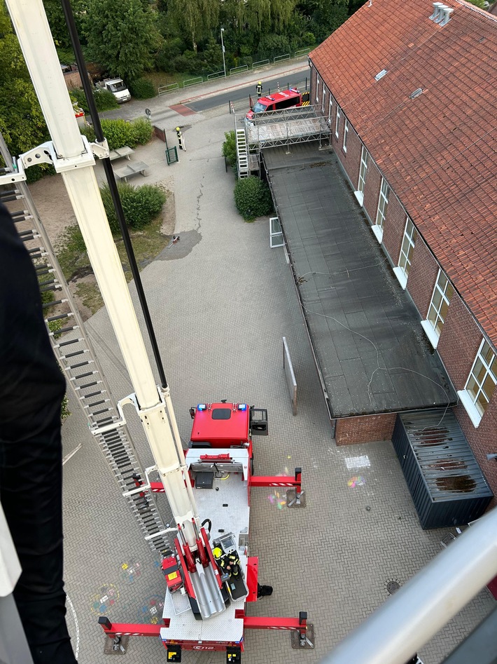 FW Wathlingen: Einsatzübung in der Grundschule Nienhagen - Ortsfeuerwehren Nienhagen und Wathlingen üben das Vorgehen