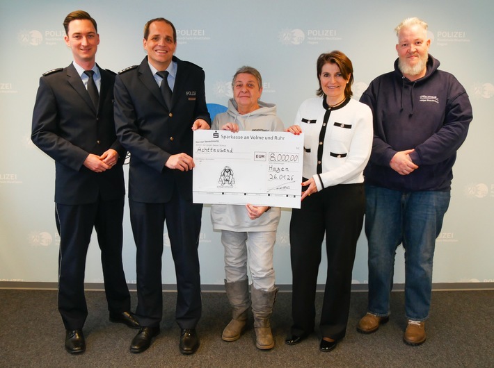 POL-HA: Spendenübergabe nach Benefizkonzert - FUKS e.V. überreicht symbolischen Spendenscheck über 8.000 Euro an Unsichtbar e.V.