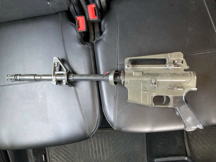 POL-HA: In Streifenwagen gezielt - Maschinenpistolenattrappe während der Fahrt aus Fenster gehalten