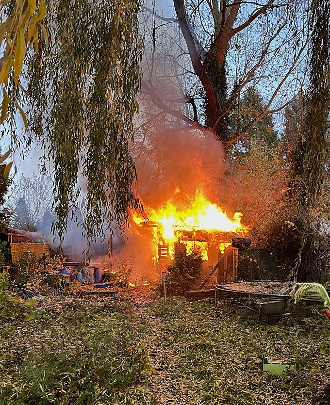 FW Bremerhaven: Feuer in Kleingartengebiet