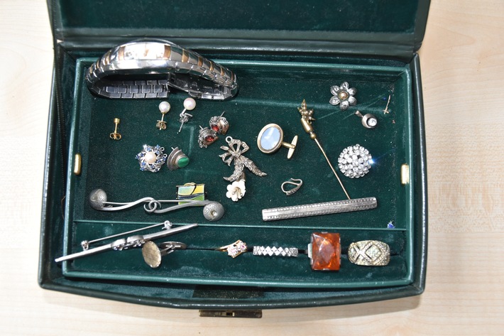 POL-WL: Bei Aufräumaktion Schmuck gefunden, Polizei sucht rechtmäßige Eigentümer