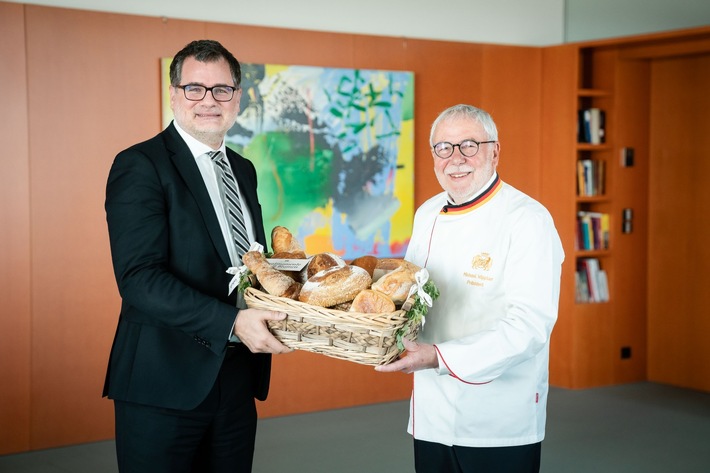 Bäckerhandwerk feiert Deutsche Brotkultur: Brotkorb fürs Bundeskanzleramt und Verteilaktionen in ganz Deutschland