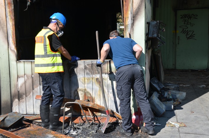 POL-STD: Polizei Harsefeld sucht unbekannte Unfallverursacherin und Zeugen, Brandermittlungen Neukloster und Buxtehude