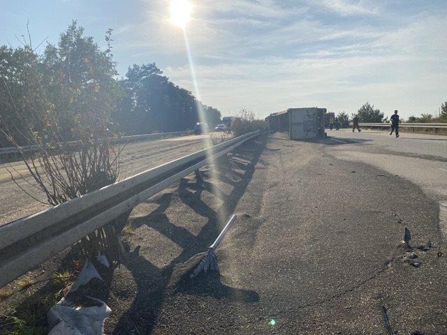 POL-NB: Vollsperrung der BAB 11, Höhe Penkun nach LKW- Unfall (LK V-G)