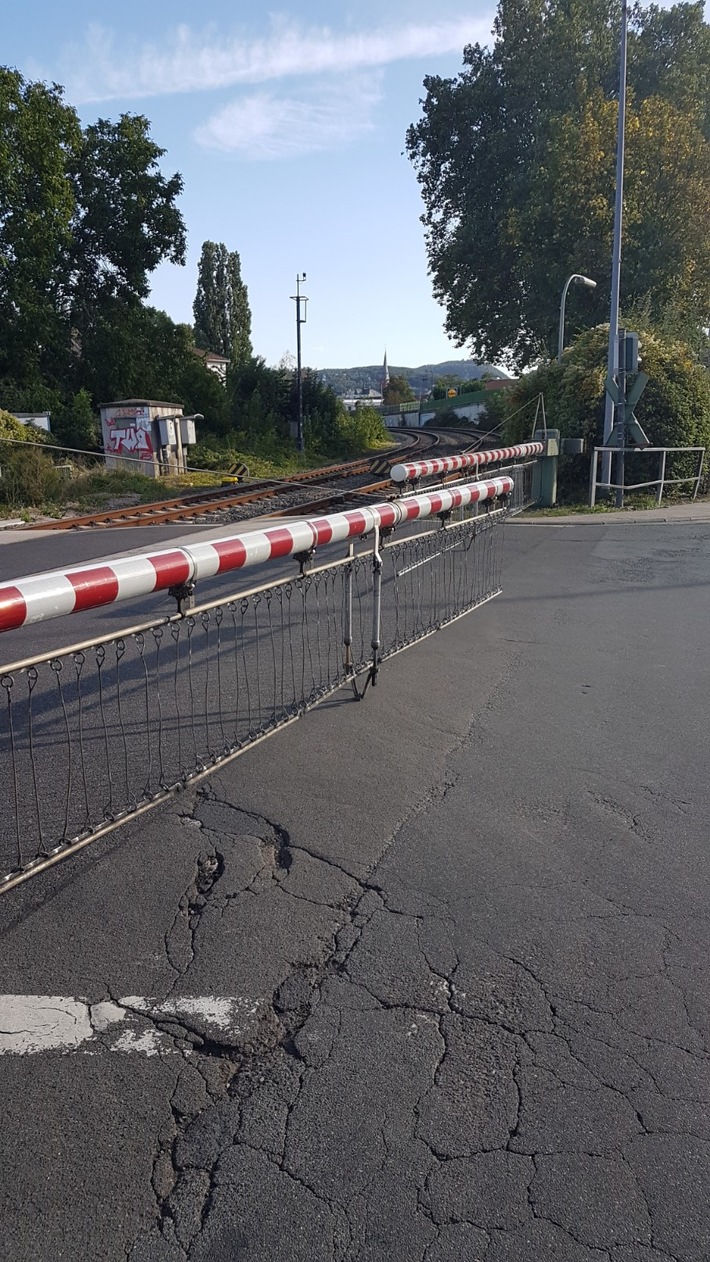 POL-PDKH: Fahrzeug beschädigt Bahnschranke und flüchtet