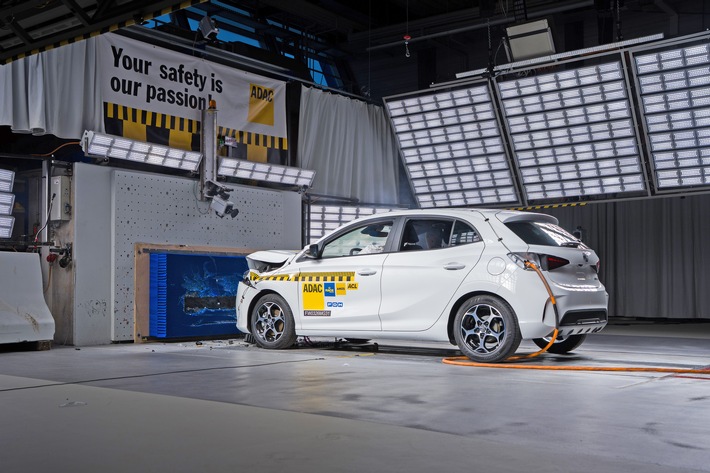 Euro NCAP passt Teststrategie für Fahrzeuge an / Neuer Crashtest bei niedriger Geschwindigkeit und höhere Anforderungen an Assistenzsysteme
