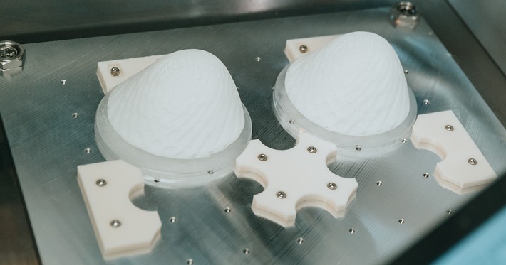Fraunhofer IPT und BellaSeno entwickeln vollautomatisierte Produktionsanlage für resorbierbare, 3D-gedruckte Brustimplantate